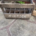 Caisses de brasserie vintage en bois datant des années 1950, portant l'inscription « FORTIER », pour une décoration rétro. Brocante 93