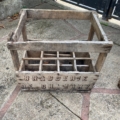 Caisse de brasserie vintage patinée datant des années 1950, en bois, portant l'estampille « BRASSERIE DE CHAMBRY ». Brocante 93