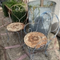Paire de chaises en fer forgé des années 1950 : deux chaises vintage dotées de dossiers en forme de cœur patinés par le temps. Brocante 93