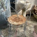 Paire de chaises en fer forgé des années 1950, peintes en bleu, présentant des traces d'usure et dont l'assise est rouillée. Brocante 93