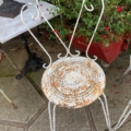 Chaises en fer forgé des années 1950 : chaise vintage en métal blanc dotée d'une assise ronde perforée et rouillée. Brocante 93