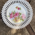 Assiettes à dessert 1950 : assiette vintage en porcelaine avec un bord ajouré et un motif floral de roses. Brocante 93