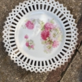 Assiettes à dessert 1950 : assiette vintage en céramique blanche, ornée d'une bordure en treillis et d'un motif floral au centre. Brocante 93