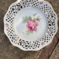 Assiettes à dessert 1950 : assiette vintage en porcelaine ornée d'une rose rose au centre et d'un bord en treillis. Brocante 93