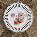 Assiettes à dessert 1950 : assiette vintage en céramique, avec un bord ajouré en treillis et un motif floral représentant une rose au centre. Brocante 93