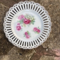 Assiettes à dessert 1950 : assiette vintage en porcelaine blanche, avec un bord ajouré et des motifs floraux roses. Brocante 93