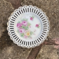 Assiette à dessert en porcelaine des années 1950, avec un bord ajouré en treillis et un motif de roses roses. Brocante 93