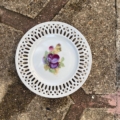 Assiettes à dessert 1950 : assiette vintage avec un bord ajouré et une illustration représentant une prune violette. Brocante 93