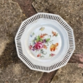 Assiettes à dessert 1950, une assiette vintage octogonale au bord ajouré et orné d'un motif floral. Brocante 93