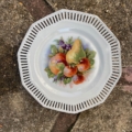 Assiettes à dessert 1950 : assiette octogonale avec un bord ajouré et un motif de fruits peint. Brocante 93