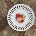 Assiettes à dessert 1950 : assiette à dessert vintage en porcelaine blanche, avec un bord en treillis et un motif de fruits. Brocante 93