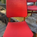 Deux chaises rouges « Skai 1960 » avec une structure en bois, disposées sur une terrasse en bois. Brocante 93