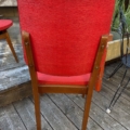 Chaises Skai 1960 : une chaise longue vintage en bois avec un dossier rouge et un cadre en bois. Brocante 93