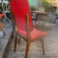 Chaises Skai : chaises de style « mid-century modern » des années 1960, avec assise et dossier rouges, montées sur un piètement en bois. Brocante 93