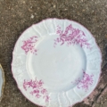 Assiettes plates vintage de 1950, en porcelaine blanche, avec un bord festonné et un motif floral rose. Brocante 93