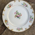 Assiettes plates : assiette en céramique blanche des années 1950, ornée d'un motif floral et dotée d'un bord festonné rehaussé d'une bordure dorée. Brocante 93