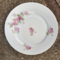 Assiettes « Assiettes » blanches vintage des années 1950, ornées de bouquets de roses roses et blanches. Brocante 93