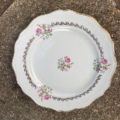 Assiettes plates vintage de 1950, en céramique blanche, avec un motif floral et un bord doré. Brocante 93
