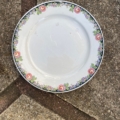 Assiettes plates vintage de 1950 : assiette à dîner blanche ornée de roses roses et de fleurs violettes sur le bord. Brocante 93