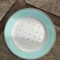 Assiettes plates de 1950 : assiette ronde avec un bord bleu pâle, une bordure dorée et un motif central doré. Brocante 93