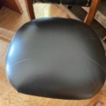 Fauteuil de bureau américain des années 1930 : fauteuil en cuir noir orné de clous en laiton. Brocante 93