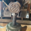 Bouton de réglage de la tension en métal sur un fauteuil de bureau américain des années 1930. Brocante 93
