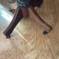 Fauteuil de bureau américain des années 1930, avec un piètement en bois muni d'une vis de réglage et de quatre roulettes. Brocante 93