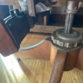 Le piètement en bois et le mécanisme métallique de réglage de la hauteur d'un fauteuil de bureau américain datant de 1930. Brocante 93