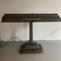 Lampe de bureau américaine des années 1940 : lampe de bureau vintage dotée d'un abat-jour rectangulaire et d'un socle carré. Brocante 93