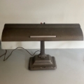Lampe de bureau américaine vintage des années 1940, en métal, avec un abat-jour rectangulaire et un socle carré. Brocante 93