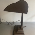 Lampe de bureau américaine de 1940 en métal gris foncé, dotée d'un abat-jour anguleux en forme d'ailes. Brocante 93