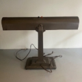 Lampe de bureau américaine vintage en métal, datant des années 1940, dotée d'un abat-jour horizontal et de deux boutons d'allumage. Brocante 93
