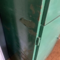 Meuble de garage industriel des années 1960 : armoire de rangement en métal vert, avec de la peinture écaillée et des traces de rouille. Brocante 93
