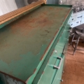 Meuble de garage industriel des années 1960 : armoire métallique verte avec un miroir et une surface rouillée. Brocante 93