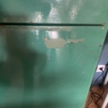 Green Meuble de garage industriel : armoire métallique des années 1960 présentant des écaillures de peinture et des traces d'usure. Brocante 93