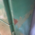 Armoire de garage industrielle verte des années 1960, en métal, dont la peinture écaillée laisse apparaître de la rouille. Brocante 93