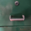 Green Meuble de garage industriel des années 1960, façade de tiroir en métal avec une poignée argentée et un trou de serrure. Brocante 93