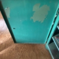 Meuble de garage industriel des années 1960 : une armoire métallique verte écaillée, dotée d'étagères ouvertes à l'intérieur. Brocante 93