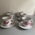 Tasses à café des années 1960 : cinq tasses et soucoupes en porcelaine ornées de motifs floraux roses et d'un liseré doré. Brocante 93