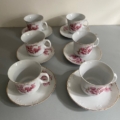 Tasses à café des années 1960 : tasses et soucoupes vintage en porcelaine, ornées d'un motif floral rose et d'un bord doré. Brocante 93