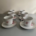 Quatre tasses à café vintage de 1960, en porcelaine blanche, avec des motifs floraux et des bords dorés. Brocante 93