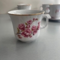 Tasses à café des années 1960 : tasse à thé vintage en porcelaine blanche, ornée d'un motif floral rose et d'un bord doré. Brocante 93