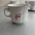 Tasses à café des années 1960 : tasse à café vintage en porcelaine blanche, ornée d'un motif floral rose et d'un bord doré. Brocante 93