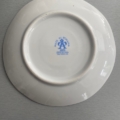 Face inférieure d'une soucoupe vintage en porcelaine « Tasses à café 1960 », portant un cachet bleu « Made in Romania ». Brocante 93