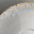 Tasses à café vintage blanches des années 1960, en porcelaine, avec une soucoupe à bord doré et une ébréchure sur le bord. Brocante 93