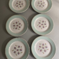 Six assiettes à dessert 150, blanches, avec un bord vert menthe et des motifs floraux au centre. Brocante 93