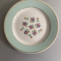 Assiettes à dessert 150 avec un bord vert clair, une bordure dorée et un motif floral. Brocante 93