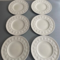 Six assiettes à dessert Wedgwood vintage datant de 1960, ornées de motifs floraux en relief sur le bord. Brocante 93