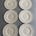 Six assiettes à dessert Wedgwood de 1960, avec des bords à motifs floraux en relief et des bords perlés. Brocante 93