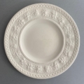 Assiette à dessert Wedgwood de 1960, de couleur crème, ornée d'une bordure florale en relief et d'un émail texturé. Brocante 93